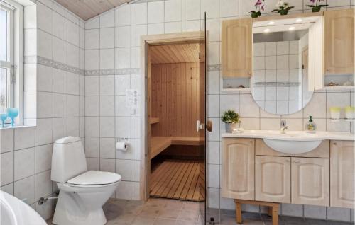 Et badeværelse på 4 Bedroom Nice Home In Fjerritslev