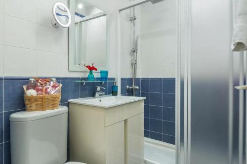 uma casa de banho com um WC, um lavatório e um chuveiro em Bungalow DUNA FLOR VERDE Maspalomas em Maspalomas