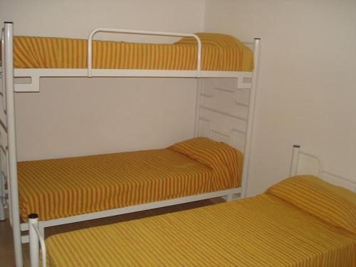 Двухъярусная кровать или двухъярусные кровати в номере Cabañas Costa Azul