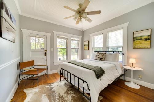 una camera con letto e ventilatore a soffitto di Rural Texas Vacation Rental with Fireplace a Dripping Springs