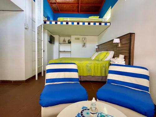 Hotel Casa Playa Zorritos في زوريتوس: غرفة نوم بسرير وطاولة وكراسي