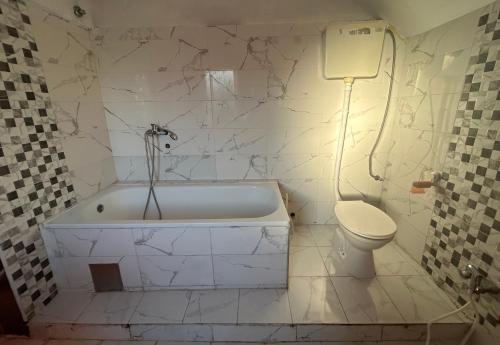 y baño con bañera blanca y aseo. en Belgrade Hostel Shambala en Belgrado