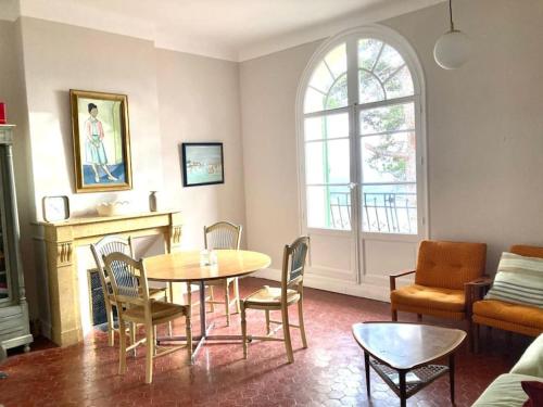 un salon avec une table et des chaises et une cheminée dans l'établissement Belle Epoque villa in Fayence, à Fayence