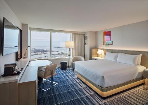 Habitación de hotel con cama, escritorio y TV. en MGM Tower at Borgata, en Atlantic City