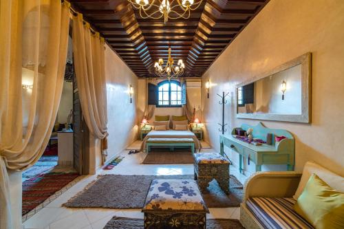 uma sala de estar com um sofá e uma mesa em Riad Appart Arwa em Marrakech