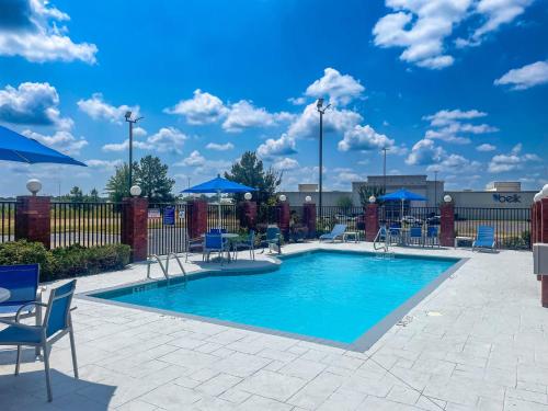 Holiday Inn Express McComb by IHGの敷地内または近くにあるプール