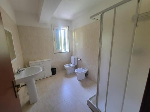 ein Badezimmer mit Toilette, Waschbecken und Dusche in der Unterkunft Villa Marianna in Santa Venerina