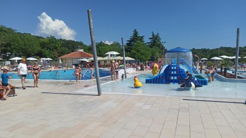 een waterpark met mensen die in een zwembad spelen bij Dija Riva in Vabriga