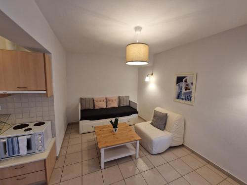 Гостиная зона в Karaoulanis Apartments
