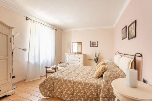 1 dormitorio con cama, mesa y ventana en * Villa Ulivi - Private Pool with Panoramic Views en Barga