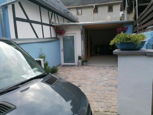 a car parked in front of a house at Zum Pfarrberg in Meerane