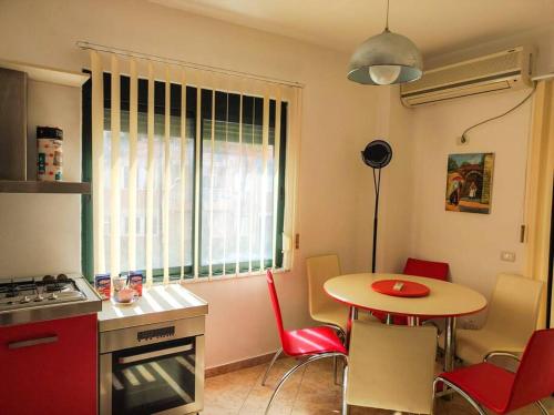 uma cozinha com uma mesa e uma pequena mesa com cadeiras em Quite & Nice Beach Apartment em Golem
