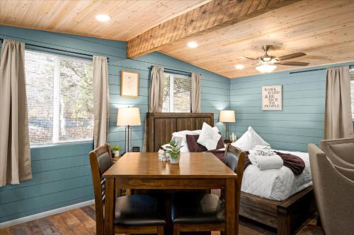 uma sala de jantar com paredes azuis e uma mesa e uma cama em Creekside Retreat 18 condo em Sedona