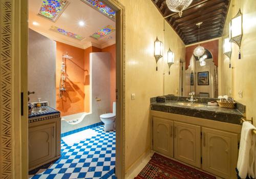 łazienka z umywalką i toaletą w obiekcie Riad Appart Arwa w Marakeszu