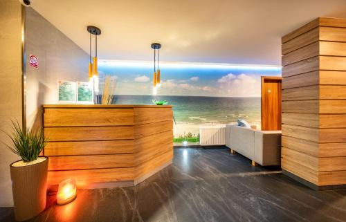 um quarto com vista para o oceano na parede em Sunset Spa em Rewal
