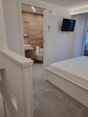 1 dormitorio con 1 cama y baño con lavamanos en Il Panorama en Vietri
