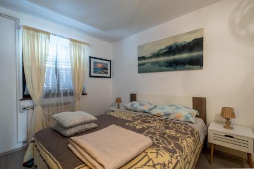 um quarto com uma cama e uma janela em Guesthouse Istra Premantura em Premantura