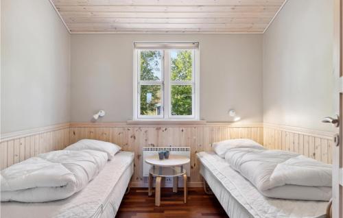 Säng eller sängar i ett rum på 4 Bedroom Nice Home In Fjerritslev