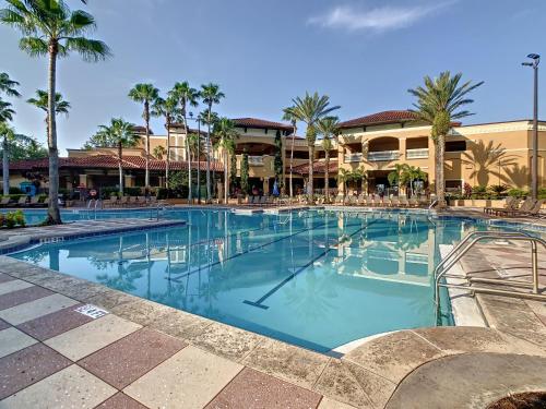 ein großer Pool in einem Resort mit Palmen in der Unterkunft Vacation Villa At Orlando Resort in Orlando