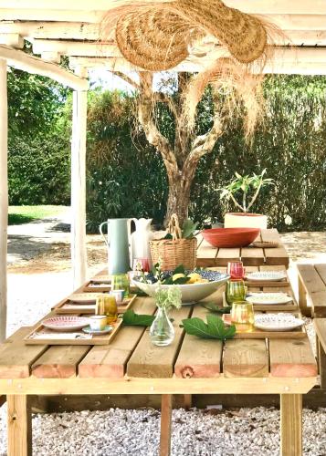 コニル・デ・ラ・フロンテーラにあるAlojamiento rural CASAPIÑAのピクニックテーブル