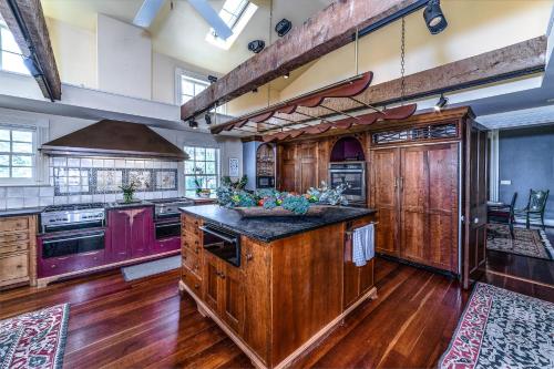 una gran cocina con armarios de madera y una gran isla en Stonegate, en Lexington