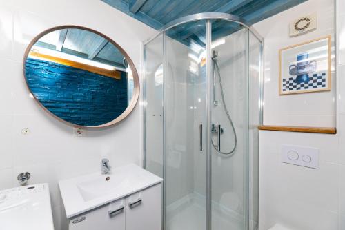 y baño con ducha, lavabo y espejo. en FIGA apartment en Split