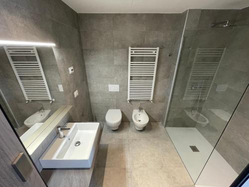 a bathroom with a sink and a toilet and a shower at Villa San Zeno Rooms in Bardolino