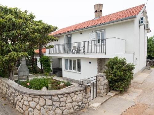 une maison blanche avec un mur en pierre dans l'établissement Holiday Home Vera, à Malinska