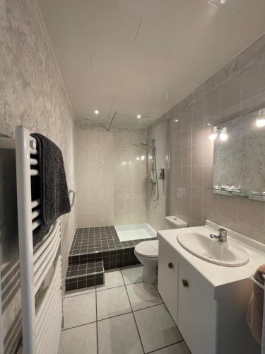 a bathroom with a sink and a toilet and a tub at Inspirations - Chambres d'hôtes in Saint-Loup-Géanges