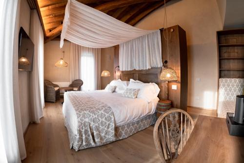 Conti Thun Wine Resort في بويجناجو: غرفة نوم بسرير كبير في غرفة