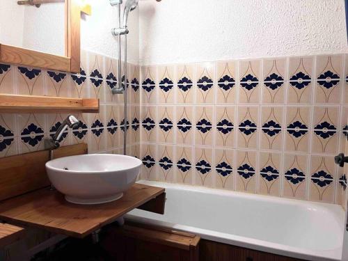 une salle de bain avec un lavabo et une baignoire dans l'établissement 2 pièces jardin au pied des pistes, à Valdeblore