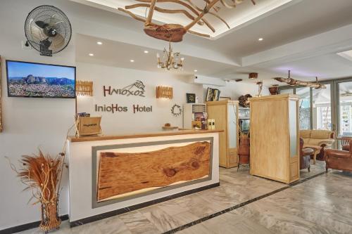 Iniohos Zante Hotel & Suites في أرغاسي: يوجد متجر به موقد خشبي كبير في الغرفة
