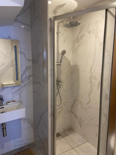 y baño con ducha y lavamanos. en Loft Surdo en Funchal