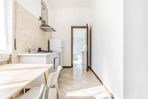 eine Küche mit einer Theke, einer Spüle und einem Kühlschrank in der Unterkunft Casa Vacanza via Sottocorno in Busto Arsizio