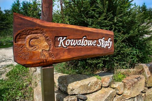 a wooden sign with the words kawahuzees sticks at Kowalowe Skały SPA&MORE in Jelenia Góra