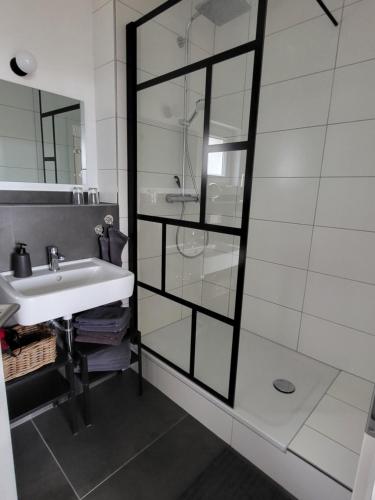 een badkamer met een wastafel en een spiegel bij Ferienloft Ottos Werkstatt mit Saunafass in Dannenfels