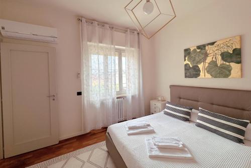 1 dormitorio con 1 cama con 2 toallas en La casa di Paola e Betti en Alba
