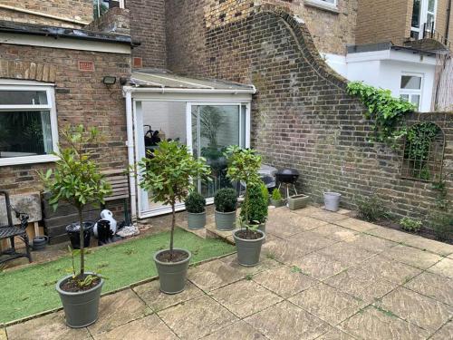 ロンドンにあるStunning London Apartment in Maida Valeの鉢植えの家