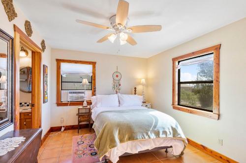 una camera con letto e ventilatore a soffitto di Peggy's View - Uplifting Cozy Mountain Views ad Alpine