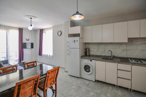 Dapur atau dapur kecil di Just Dream Suites