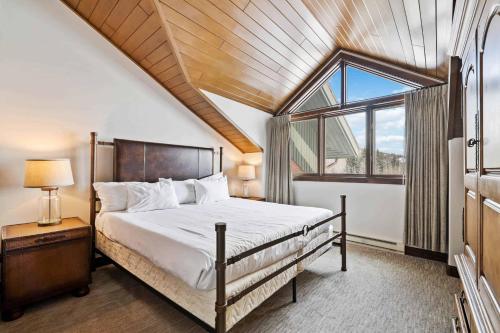 Borders Lodge by East West Hospitality في بيفر كريك: غرفة نوم بسرير كبير ونافذة