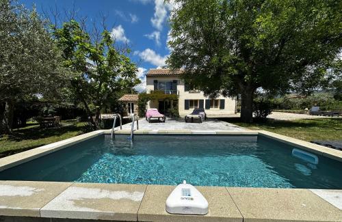 une piscine devant une maison dans l'établissement Maison de L'Aube, à Villes-sur-Auzon