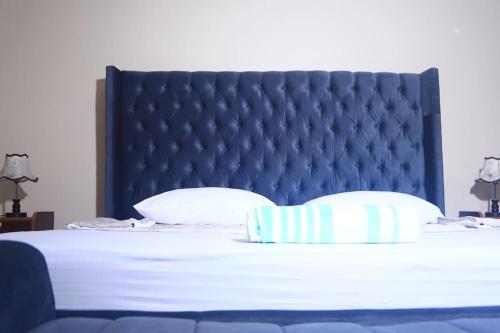 Een bed of bedden in een kamer bij Serene Homes 03