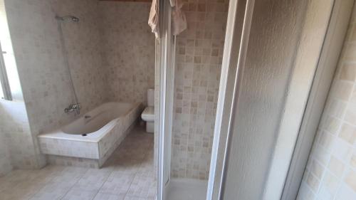 La salle de bains est pourvue d'une baignoire et de toilettes. dans l'établissement CASA DE LEIS, à Leis