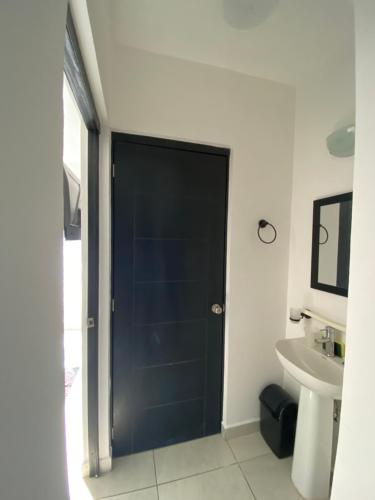 uma casa de banho com uma porta preta e um lavatório em Departamento en Tuxtla Gutiérrez Chiapas, Rivera Cerro Hueco em Cerro Hueco
