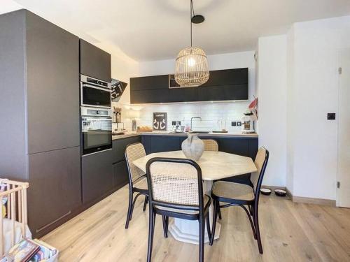 une cuisine et une salle à manger avec une table et des chaises dans l'établissement CAPO FENO AJACCIO, à Ajaccio