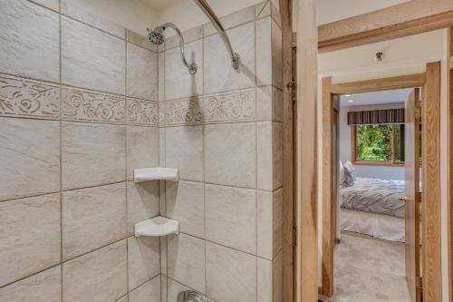 La salle de bains est pourvue d'une douche et d'une douche à l'italienne. dans l'établissement Laurelwood Condominiums 307, à Snowmass Village