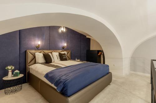 una camera con un grande letto ad arco di L10 Dolce Vita Apartment a Budapest