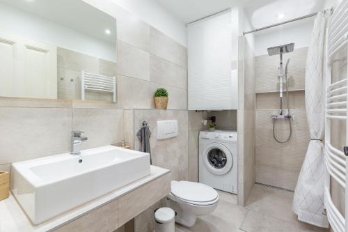 bagno con lavandino e lavatrice di L10 Dolce Vita Apartment a Budapest