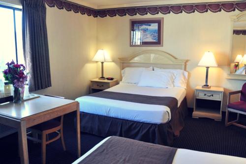 een hotelkamer met een slaapkamer met een bed en een bureau bij San Francisco Inn in San Francisco